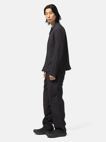 side shot of the model wearing the Veilance Spere SL Pant M Black